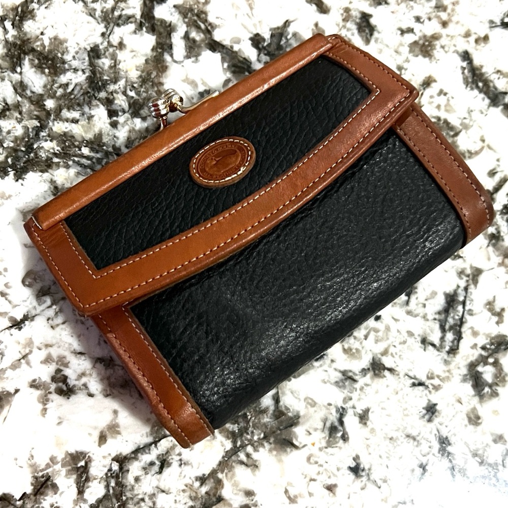 🦆 DOONEY & BOURKE TRIFOLD
BLACK AND TAN LEATHER KISSLOCK
POUCH COIN BAG VINTAGE